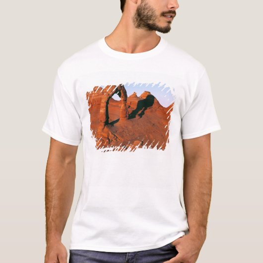 アメリカ、ユタ州、 アーチーズ国立公園。 デライトケート・アーチは Tシャツ (正面)