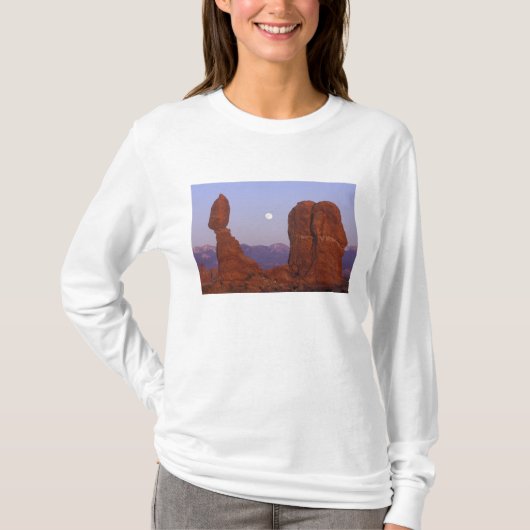 アメリカ、ユタ州、 アーチーズ国立公園 、 Tシャツ (正面)