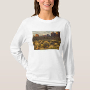アメリカ、ユタ州、モニュメントバレー国立公園 Tシャツ