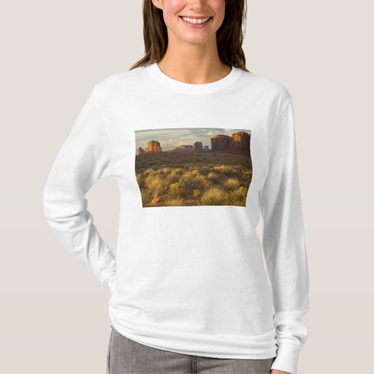アメリカ、ユタ州、モニュメントバレー国立公園 Tシャツ (正面)