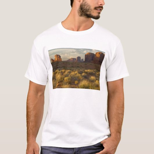 アメリカ、ユタ州、モニュメントバレー国立公園 Tシャツ (正面)
