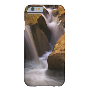 アメリカ、ユタ、エスカンテ·ウィルダネス。滝(2) BARELY THERE iPhone 6 ケース