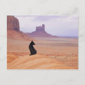 アメリカ,ユタ,モニュメントバレー,岩に座っている犬 ポストカード (正面)