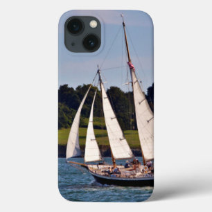 アメリカ、ロードアイランド州ニューポートでの帆走 iPhone 13ケース
