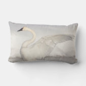 アメリカ、ワイオミング、トランペータースワンは翼を広げる ランバークッション (裏面)