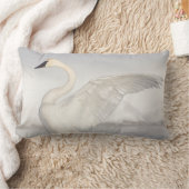 アメリカ、ワイオミング、トランペータースワンは翼を広げる ランバークッション (ブランケット)