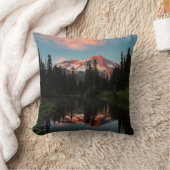 アメリカ、ワシントン州。レイニア山が反射 クッション (ブランケット)