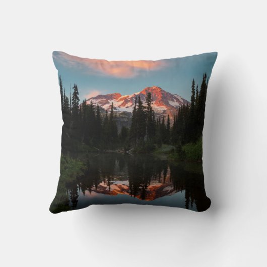 アメリカ、ワシントン州。レイニア山が反射 クッション (裏面)