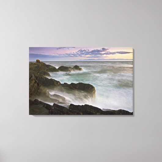 アメリカ、ワシントン、サンフアン諸島。波の衝突 キャンバスプリント (正面)