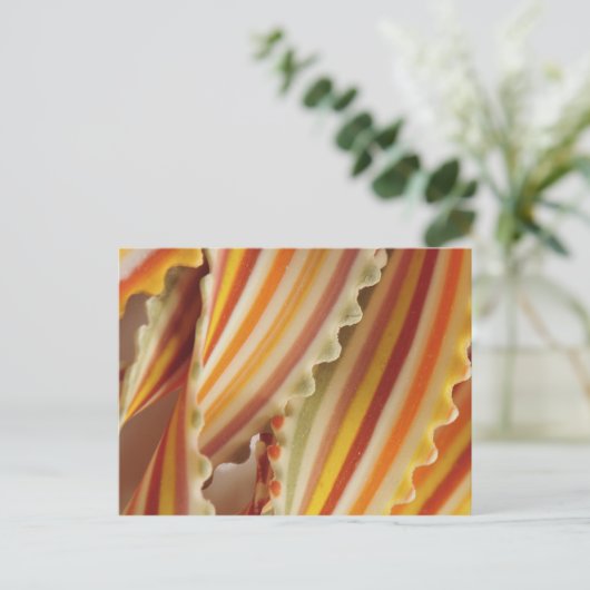 アメリカ。乾燥した虹のパスタ麺のクローズアップ。 ポストカード (スタンド正面)