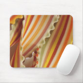 アメリカ。乾燥した虹のパスタ麺のクローズアップ。 マウスパッド (マウス)