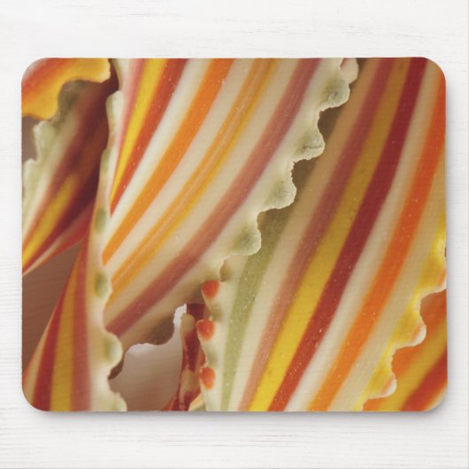 アメリカ。乾燥した虹のパスタ麺のクローズアップ。 マウスパッド (正面)