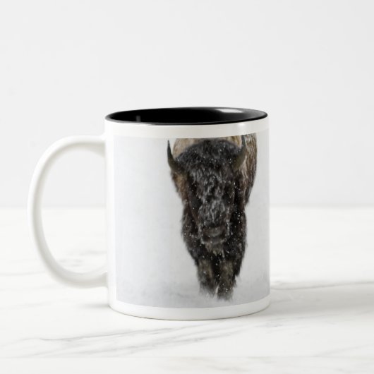 アメリカ、WY、イエローストーンNP、アメリカのバイソン(Bison) ツートーンマグカップ (左)
