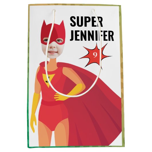 アメージングスーパーヒーローガール誕生日ギフトファブバリュー ミディアムペーパーバッグ (正面)