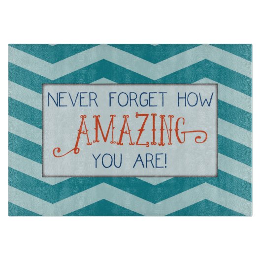 アメージング勇気付けられるとティール(緑がかった色)シェブロンストライプ カッティングボード (正面)