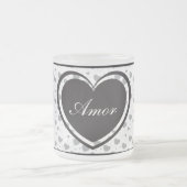 アモールグレイ光沢ハートかわいいロマンチックなパターン フロストグラスマグカップ (中央)