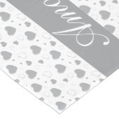 アモールグレイ光沢ハートかわいいロマンチックなパターン ミディアムテーブルランナー (コーナー)