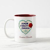 アモール・ヴィンチット・オムニア・ラブ ツートーンマグカップ (左)