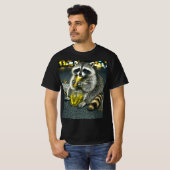 アライグマがきゅうりを食べる面白いミーム Tシャツ (正面フル)