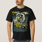 アライグマがきゅうりを食べる面白いミーム Tシャツ (正面)