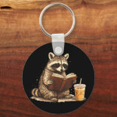 アライグマがアイスコーヒーを飲みながら本を読む キーホルダー (正面)