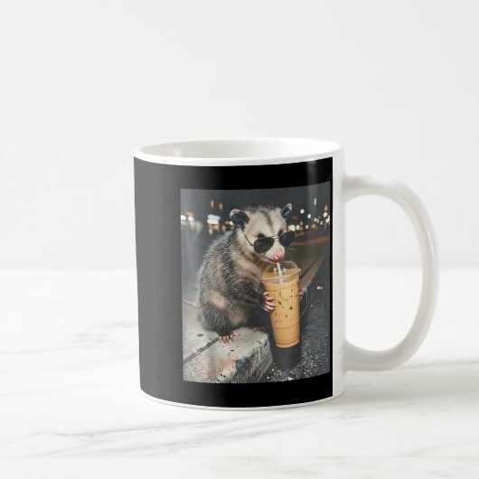 アライグマがアイスコーヒーを飲む面白い動物のミーム コーヒーマグカップ (右)