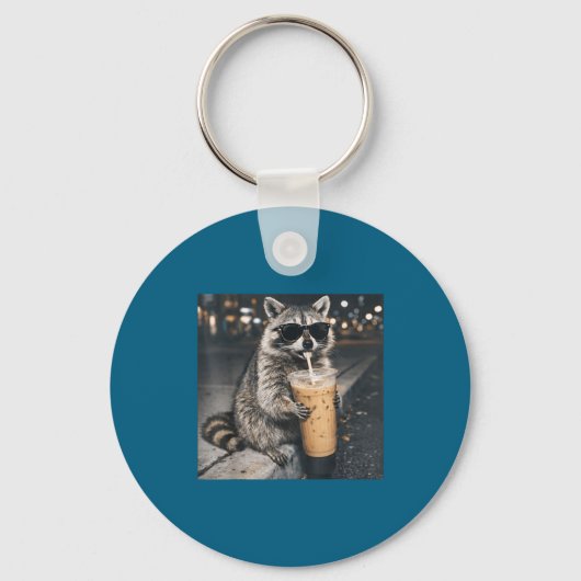 アライグマがアイスコーヒーを飲む面白い動物のミーム メンズ キーホルダー (正面)