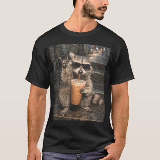 アライグマがアイスコーヒーを飲む面白い動物のミーム Tシャツ (正面)