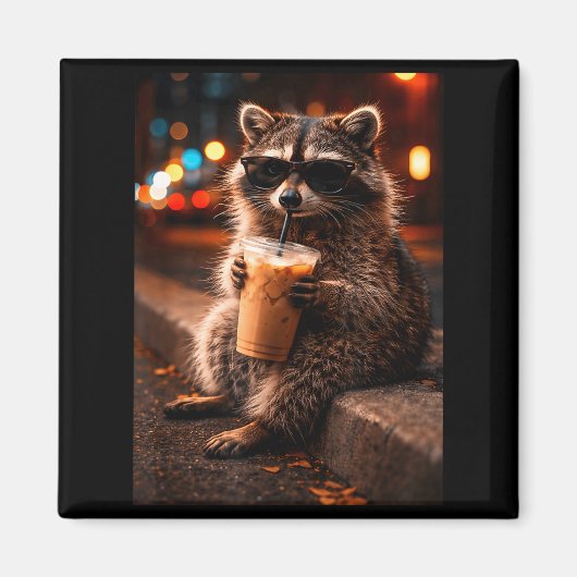 アライグマがアイスコーヒーを飲む おもしろい たぬき マグネット (正面)