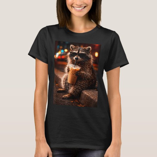 アライグマがアイスコーヒーを飲む おもしろい たぬき Tシャツ (正面)
