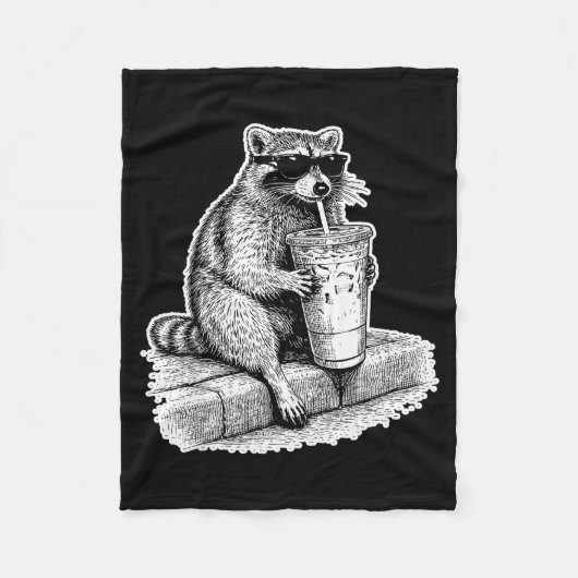 アライグマがアイスコーヒーを飲む ゴミ袋 面白い フリースブランケット (正面)