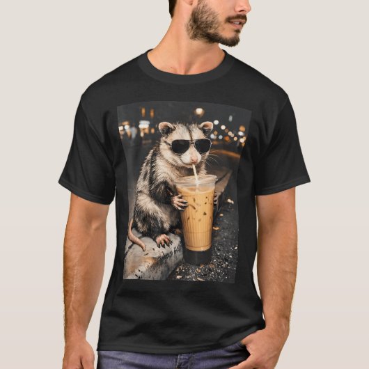 アライグマがアイスコーヒーを飲む 面白い動物デザイン Tシャツ (正面)
