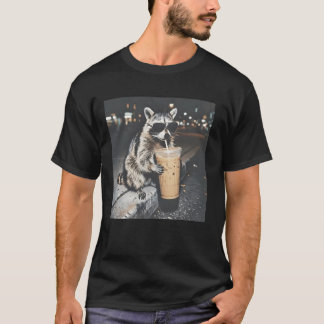 アライグマがアイスコーヒーを飲んでいる Tシャツ