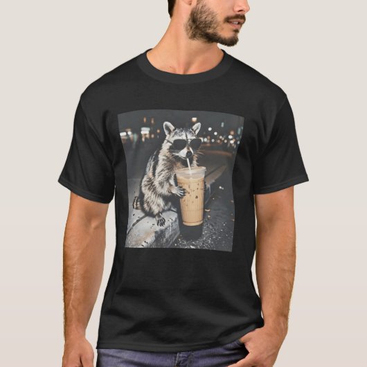 アライグマがアイスコーヒーを飲んでいる Tシャツ (正面)