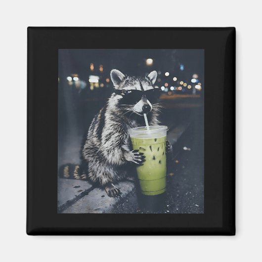 アライグマがアイス抹茶ラテを飲む面白い動物 マグネット (正面)