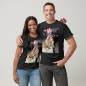 アライグマがホットドッグを食べる面白い7月4日 Tシャツ (ユニセックス)