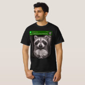 アライグマが玄関前に!面白いアライグマデザイン Tシャツ (正面フル)
