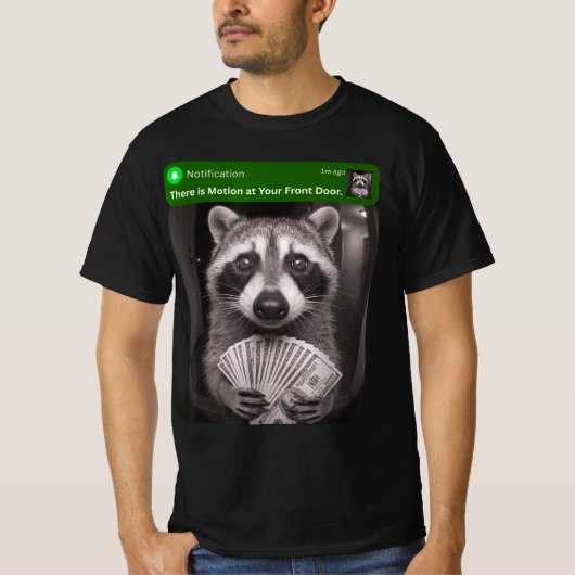 アライグマが玄関前に!面白いアライグマデザイン Tシャツ (正面)