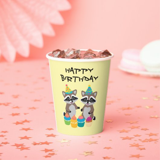 アライグマとカップケーキ誕生日ライトイエロー 紙コップ (インサイチュ)