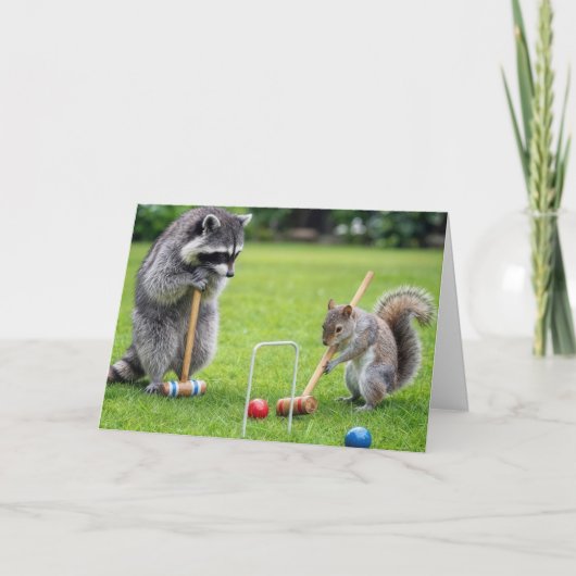 アライグマとリスがクロッケーをする誕生日 カード (正面)