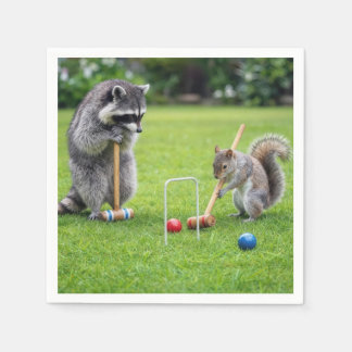 アライグマとリスがクロッケーをプレイ スタンダードカクテルナプキン