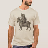 アライグマに騎乗するヤギの面白いシャツ – カオス・ミーム・アニマル Tシャツ (正面)