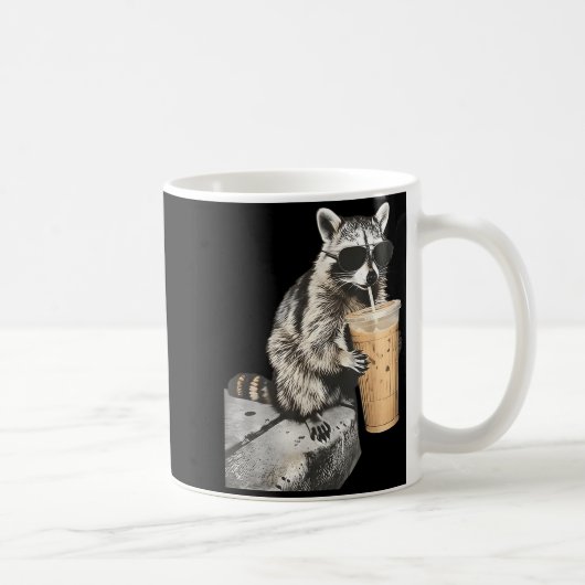 アライグマのアイスコーヒーが面白い動物のミーム メンズ コーヒーマグカップ (右)