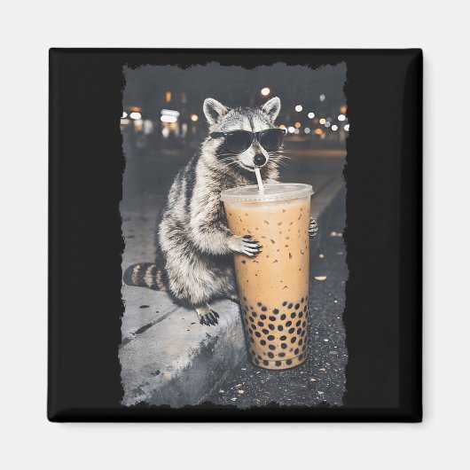アライグマのアイスコーヒーが面白い動物のミーム メンズ マグネット (正面)