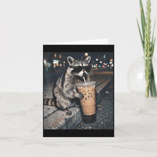 アライグマのアイスコーヒー 男性向け 動物おもしろミーム カード (正面)