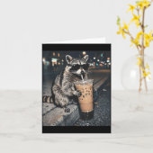 アライグマのアイスコーヒー 男性向け 動物おもしろミーム カード (黄色い花)