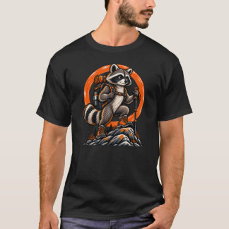 アライグマのハイカー - ワイルドトレイル Tシャツ