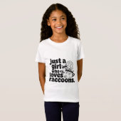 アライグマを愛する女の子おもしろいデザイン Tシャツ (正面フル)