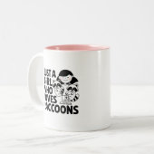 アライグマを愛する女の子かわいい&おもしろいデザイン ツートーンマグカップ (正面左)