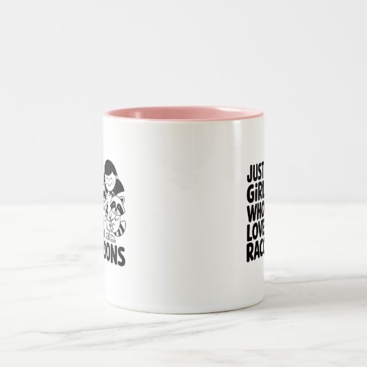 アライグマを愛する女の子かわいい&おもしろいデザイン ツートーンマグカップ (中央)